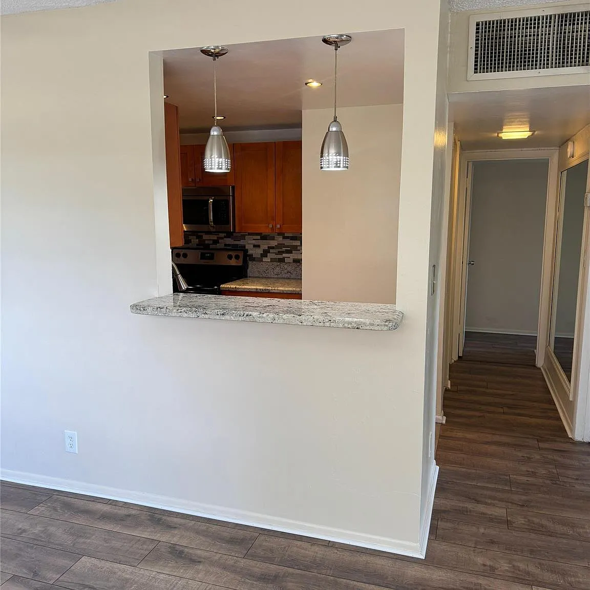 2 bed, 2.0 bath, 890 sqft, $2,000 — Photo 3