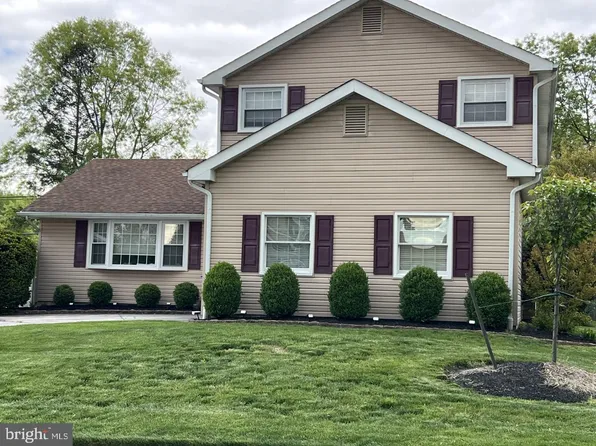 716 Hunters Ln, Mount Laurel, NJ 08054