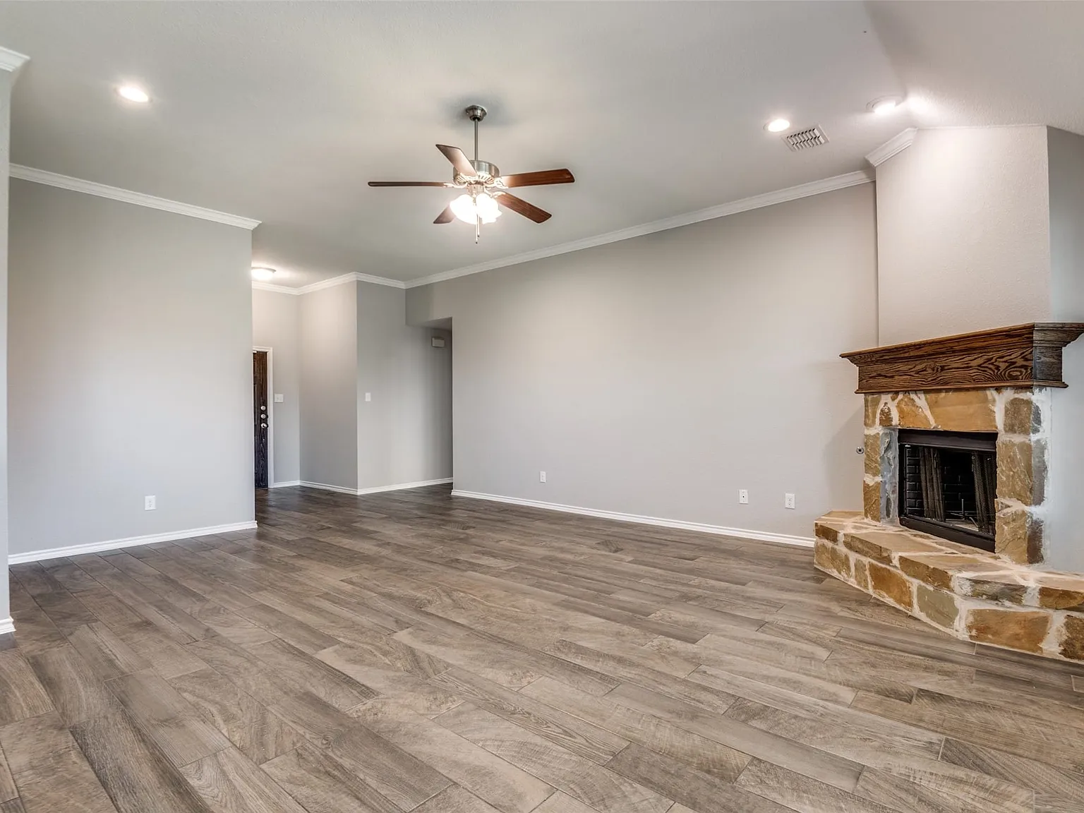 4 bed, 2.0 bath, 1910 sqft, $2,200 — Photo 2