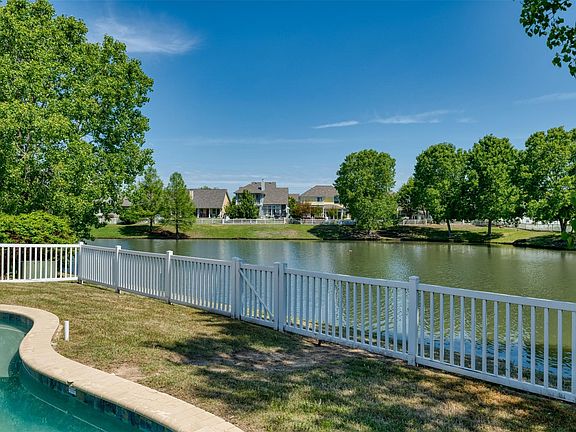 3rd image of 10237 Lakeview Dr