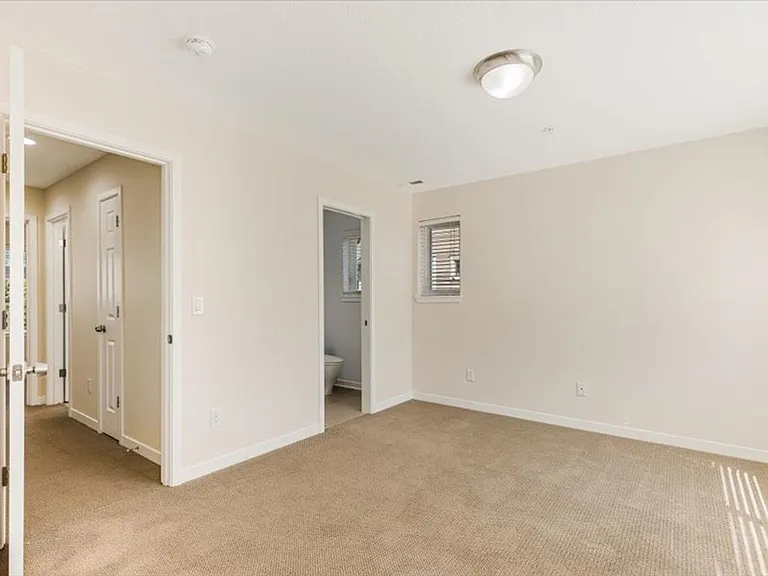 425 NE Fremont St — Photo 16