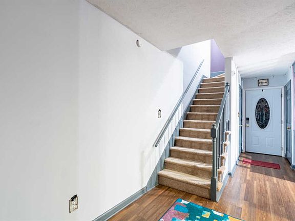 4th image of 105 Holmes Cir