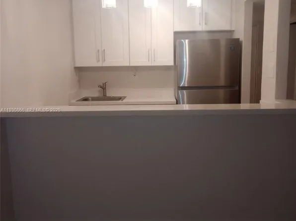 5821 Washington St APT 21, Hollywood, FL 33023