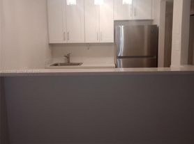 5821 Washington St, Hollywood, FL