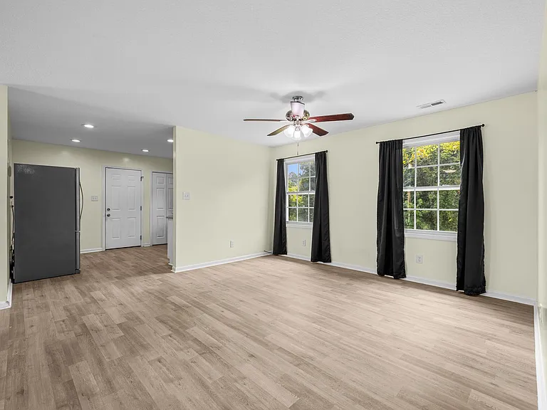103 Oakwood Ct — Photo 5