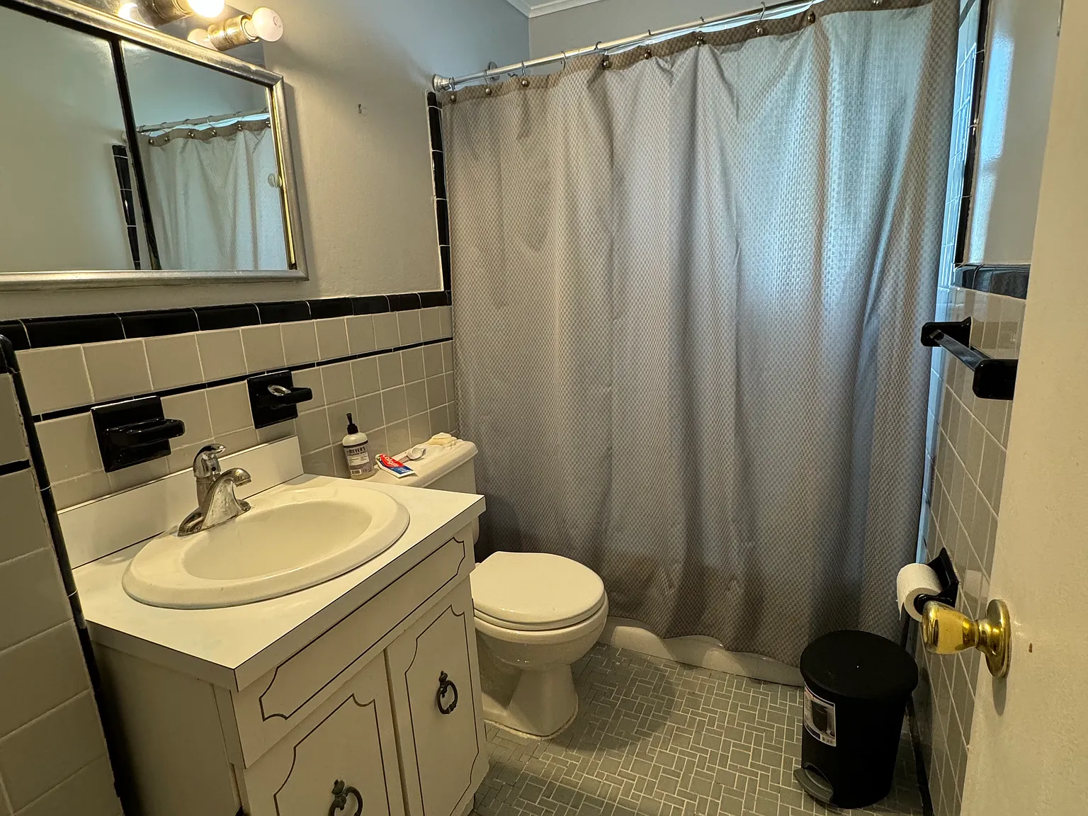 1 bed, 1.5 bath, $800 — Photo 3