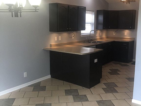 5th image of 613 Matthew St