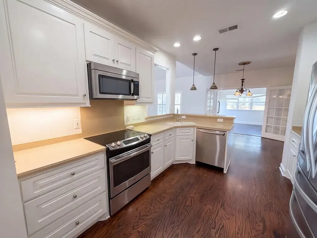 3 bed, 2.5 bath, 2200 sqft, $2,547 — Photo 4