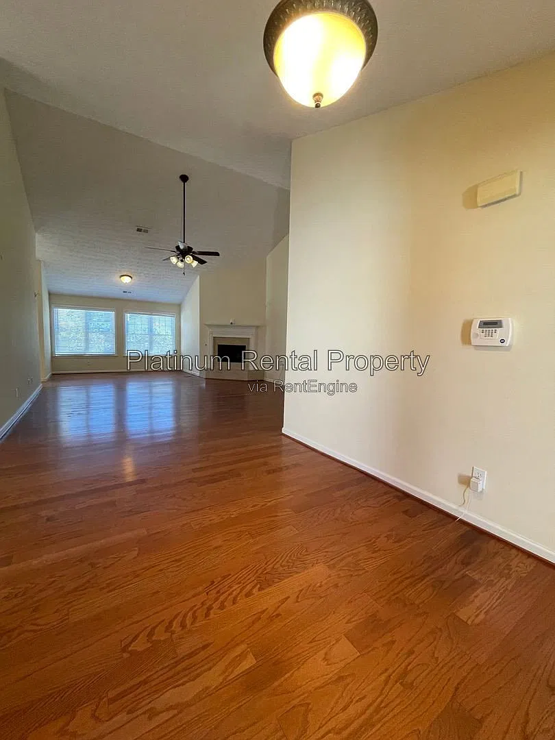 3 bed, 2.0 bath, 2235 sqft, $1,995 — Photo 3
