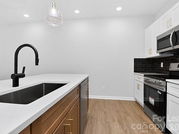 5th image of 337 N Hoskins Rd