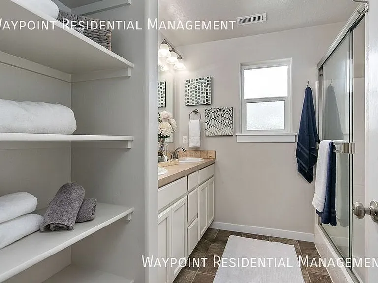1142 W Parkstone St — Photo 26