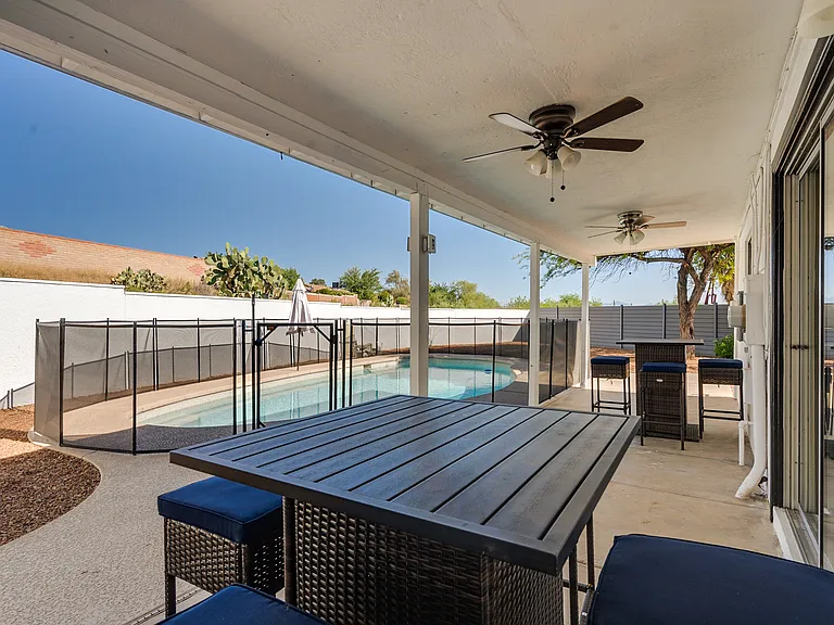 E Celeste Dr — Photo 33