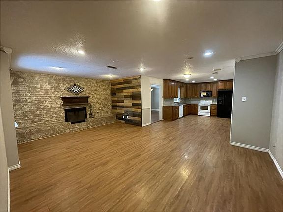 4th image of 1206 Phyllis Dr