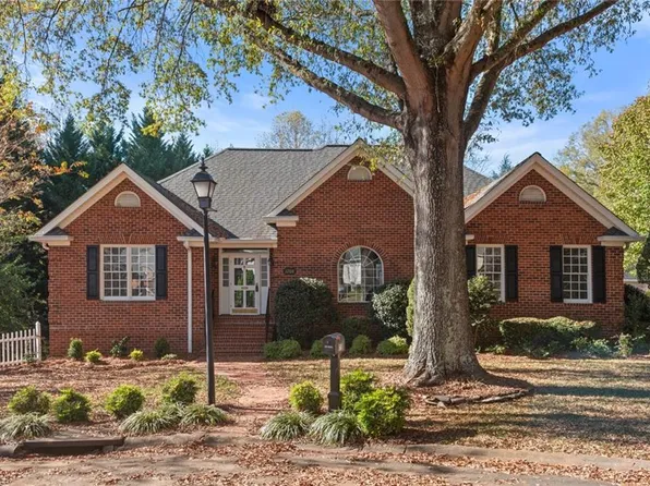 1208 Forest Ridge Ct, Winston Salem, NC 27106