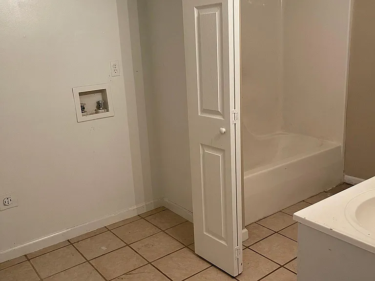 1006 Dr Charles Johnson Ave — Photo 10