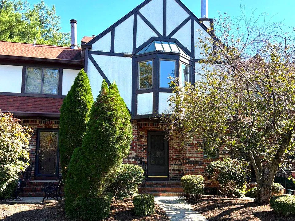 5 Tudor Ct