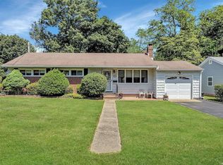15 W Park Dr, Huntington Station, NY 11746