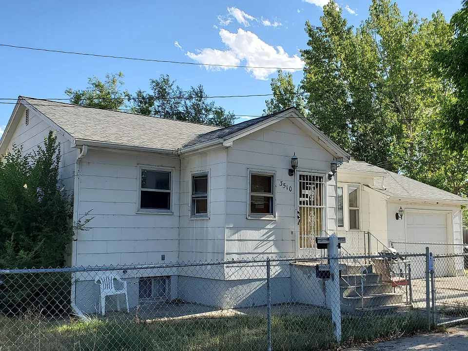 2 bed, 1.0 bath, $1,095 — Photo 1