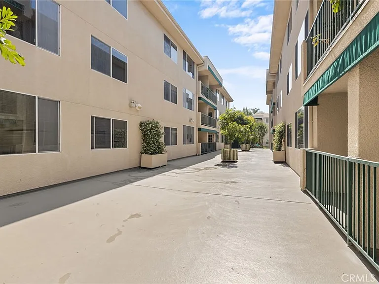 4501 Cedros Ave — Photo 9