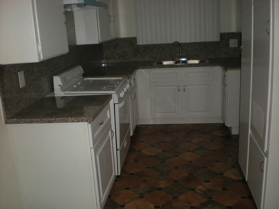 1148-1156 W Valencia Dr