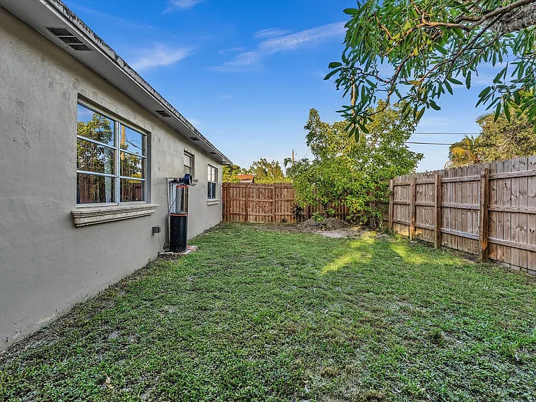 700 SW 5th Ct — Photo 28