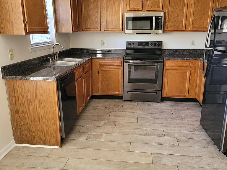 255 Mayflower Ln N — Photo 2