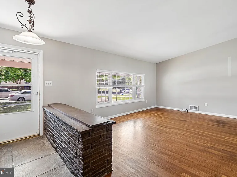 1103 Playford Ln — Photo 2
