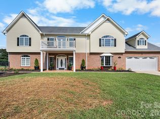 1360 Sweetbriar Ln, Hickory, NC 28602