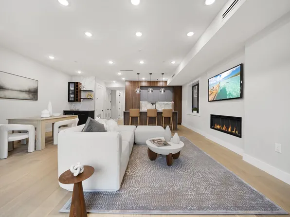 373 New York Avenue image 4 of 25