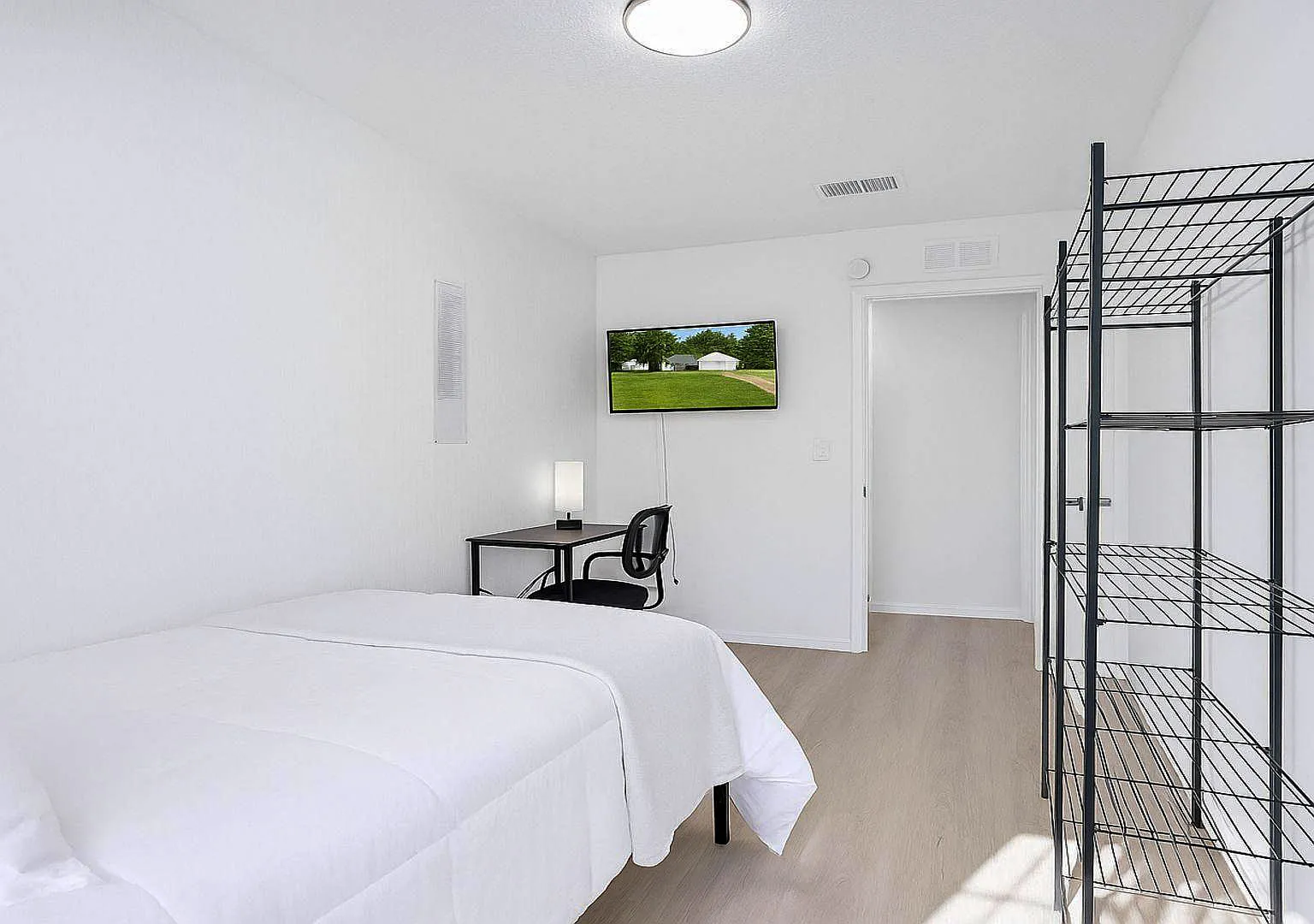 4 bed, 3.0 bath, 2087 sqft, $970 — Photo 2