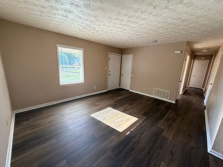 408 S College St — Photo 3