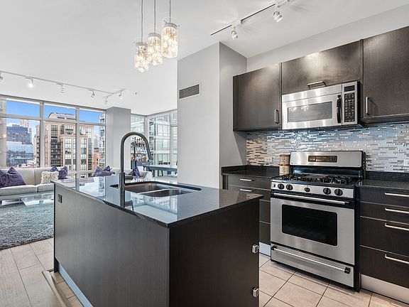 4th image of 510 W Erie St #1601