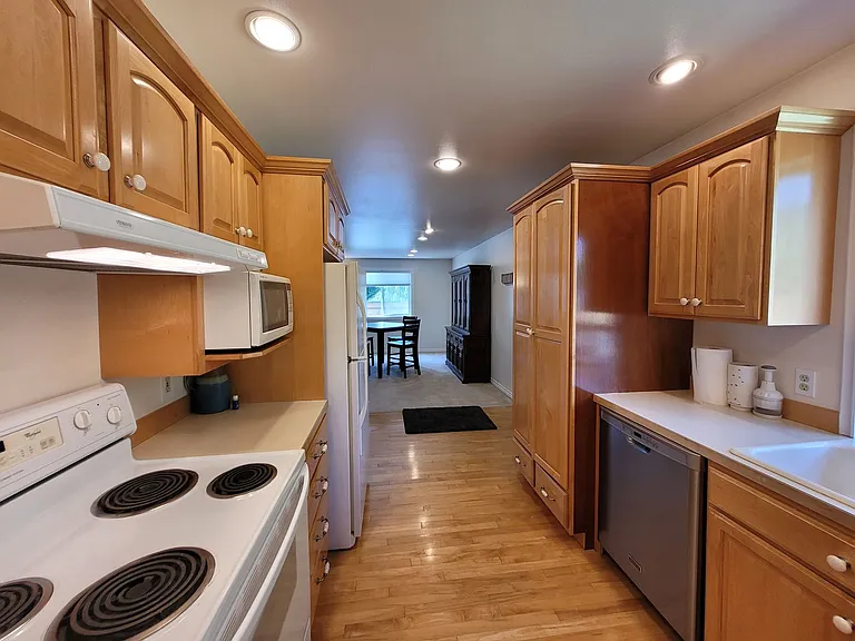 625 1/2 Marine Dr — Photo 15