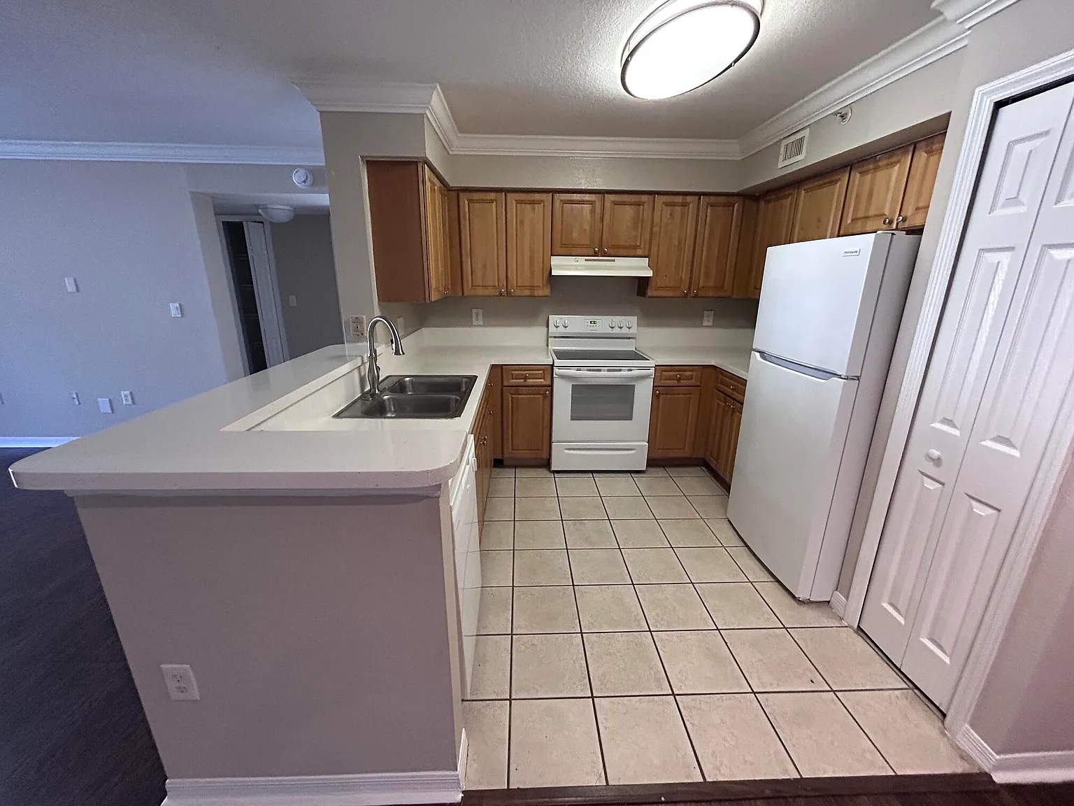 3 bed, 2.0 bath, 1323 sqft, $2,350 — Photo 3
