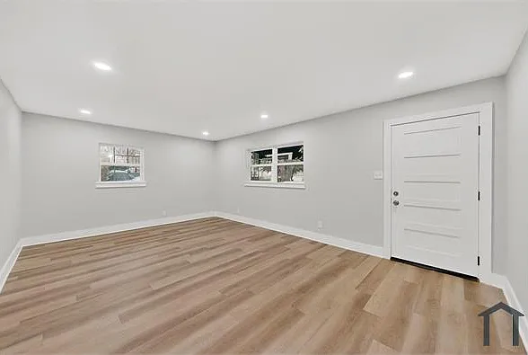3 bed, 137 sqft, $2,400 — Photo 2