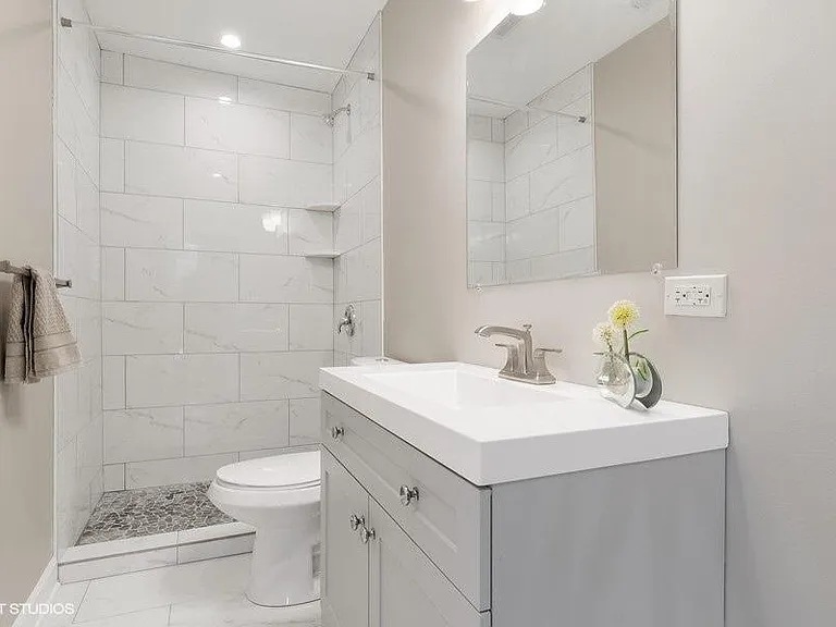 818 E Charles St — Photo 5