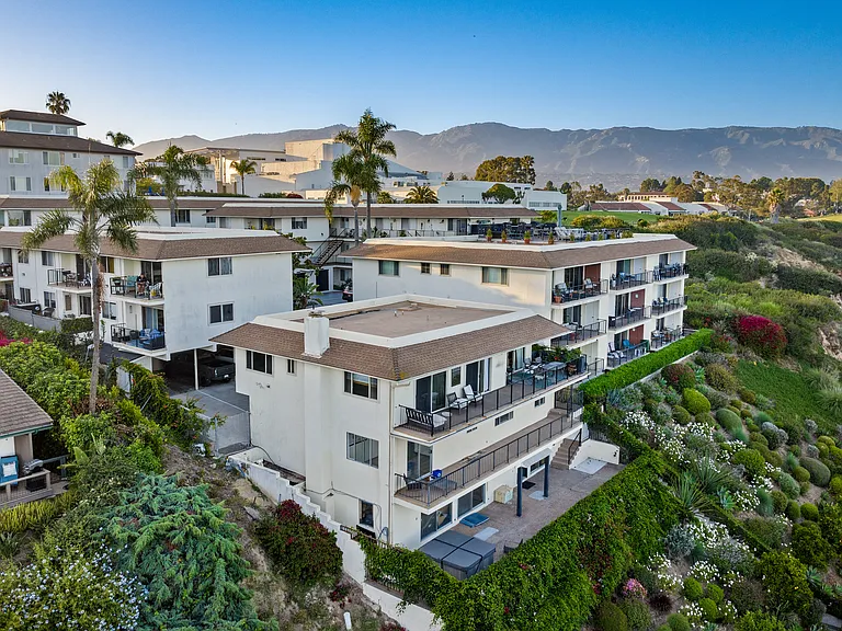 Direct Access to Leadbetter Beach