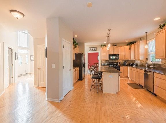 5th image of 295 Courtland Dr