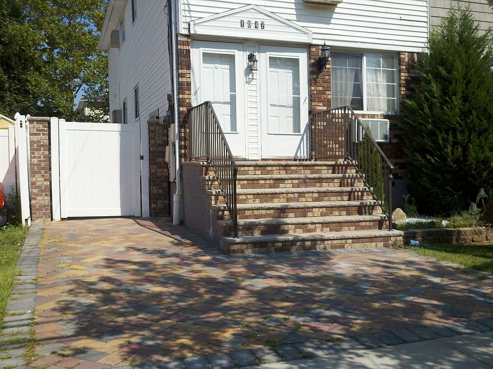 Interlocking pavers driveway