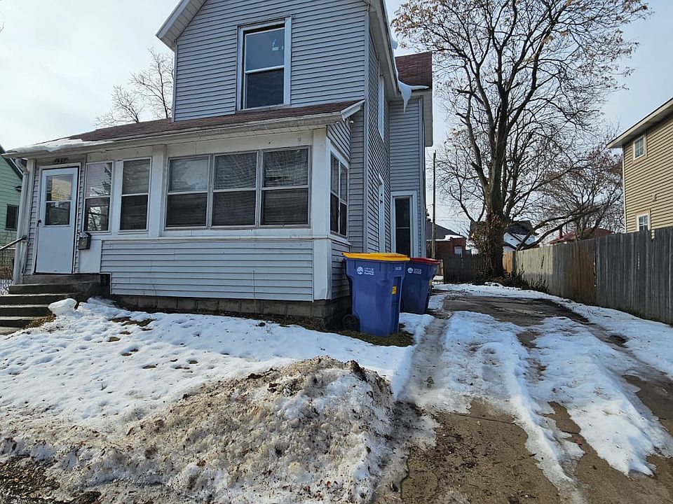 Front of house with driveway for parking