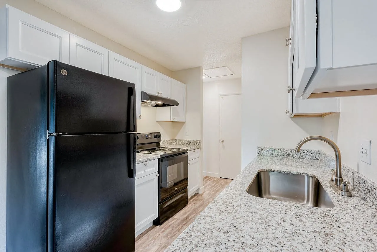 Michael Manor Apartments — Photo 2