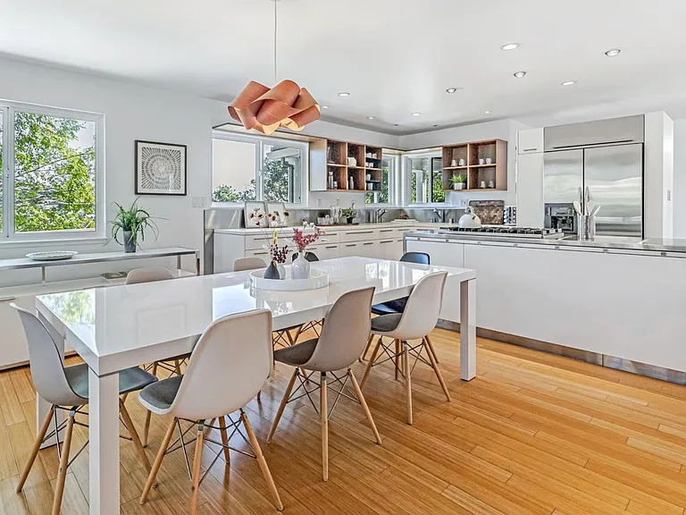 2282 Hastings Dr — Photo 4