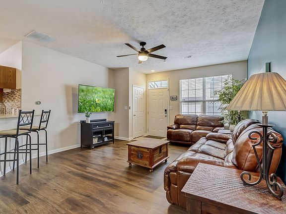4th image of 2317 Colfax Ln