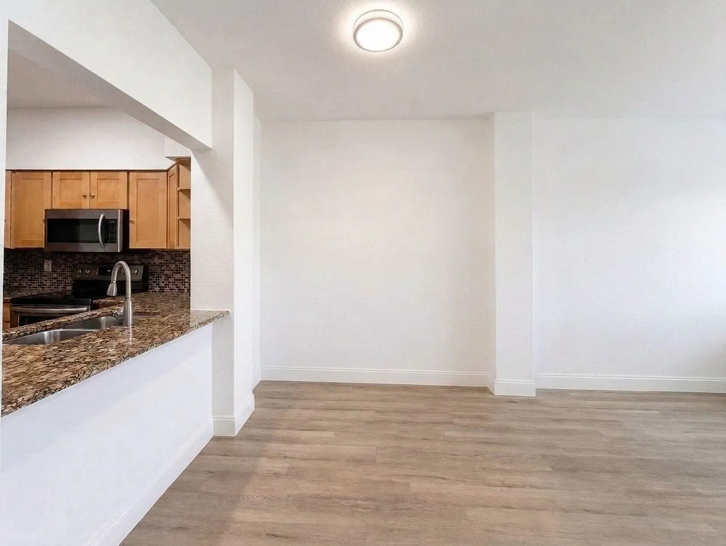 3-bedroom + den, 2-bath condo at The Tides at Pelican Landing — Photo 2