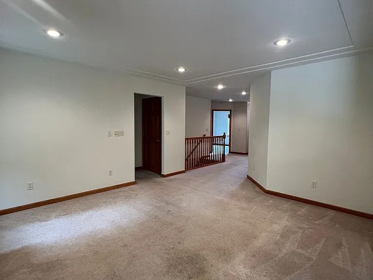 137 E Charles St — Photo 10