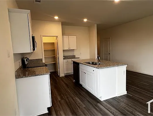 5 bed, 2223 sqft, $3,000 — Photo 2
