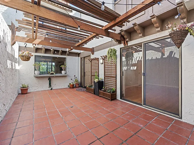 9 Heritage Ct — Photo 2
