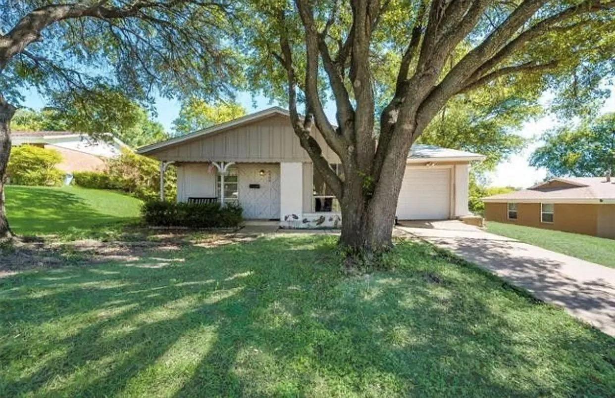 2 bed, 1032 sqft, $1,790 — Photo 1