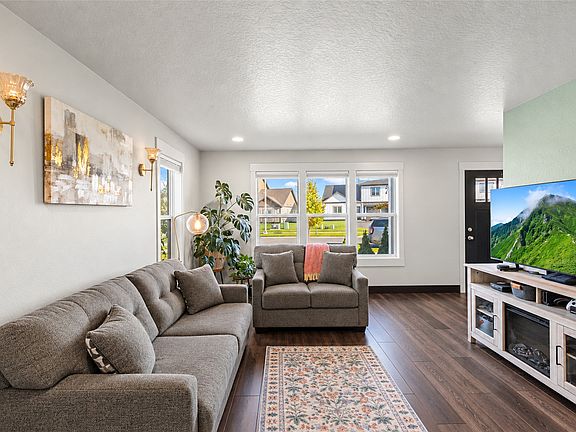 4th image of 1004 N Camas Ln
