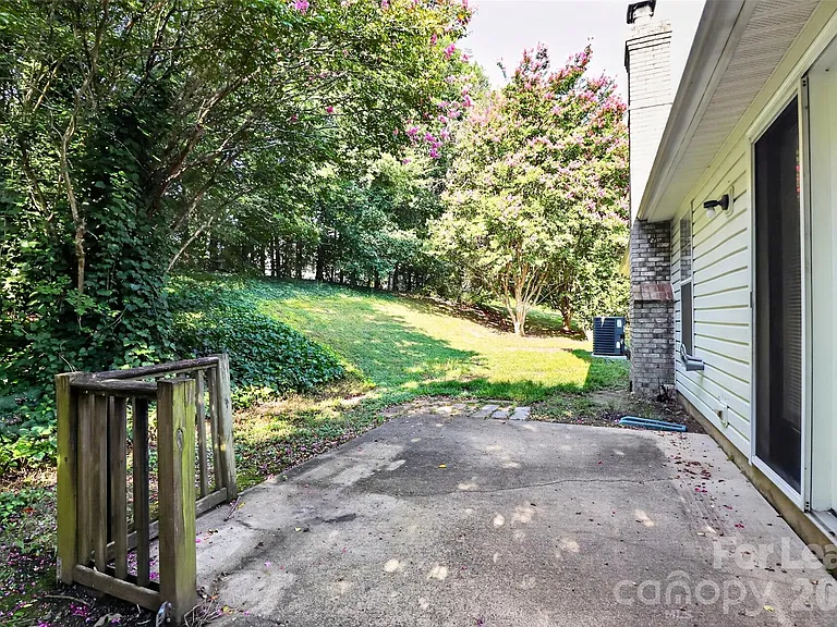 3411 Pondridge Ct — Photo 32